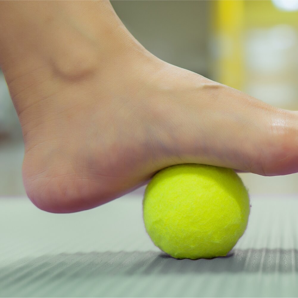 腳底踩網球運動，可舒緩腳踭痛。