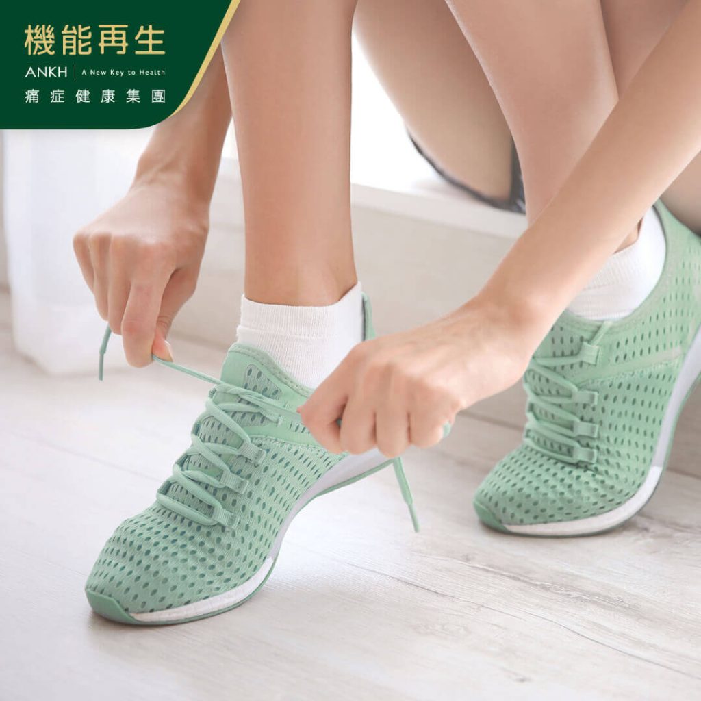 在流汗後趕緊更換襪子、鞋子，避免刺激皮膚或導致惡化